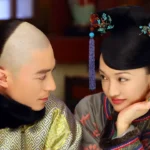 Пара в традиционных китайских костюмах смотрит друг на друга