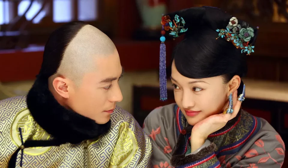 Пара в традиционных китайских костюмах смотрит друг на друга