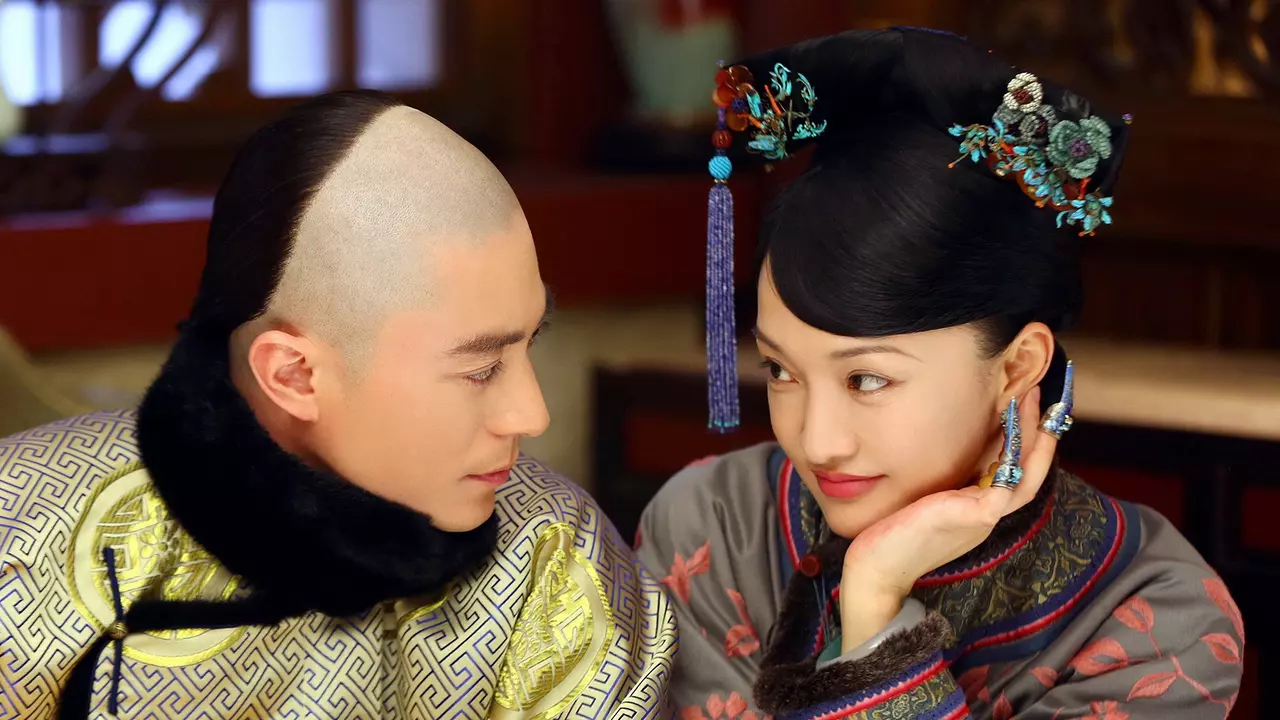 Пара в традиционных китайских костюмах смотрит друг на друга