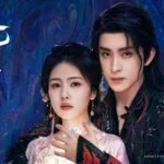 Двое в традиционной одежде на фоне синего узора