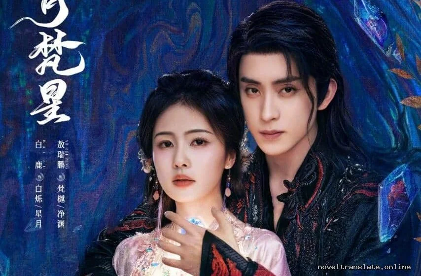 Двое в традиционной одежде на фоне синего узора