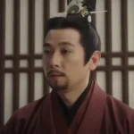 Человек в традиционной азиатской одежде в историческом интерьере