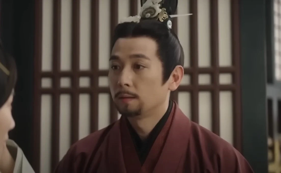 Человек в традиционной азиатской одежде в историческом интерьере