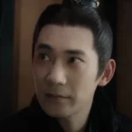 Человек в традиционной одежде, смотрящий в сторону