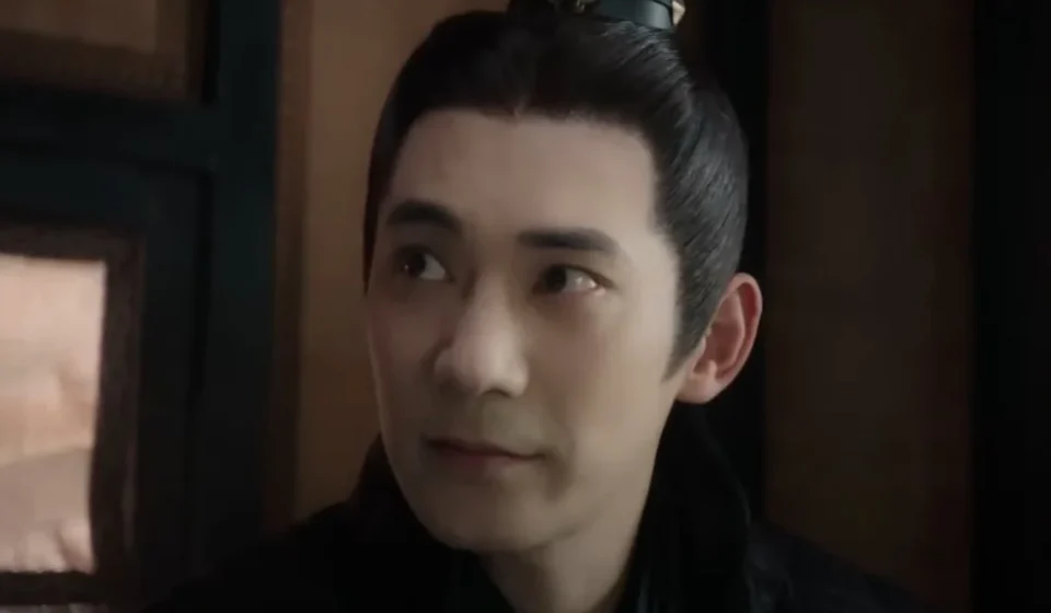 Человек в традиционной одежде, смотрящий в сторону