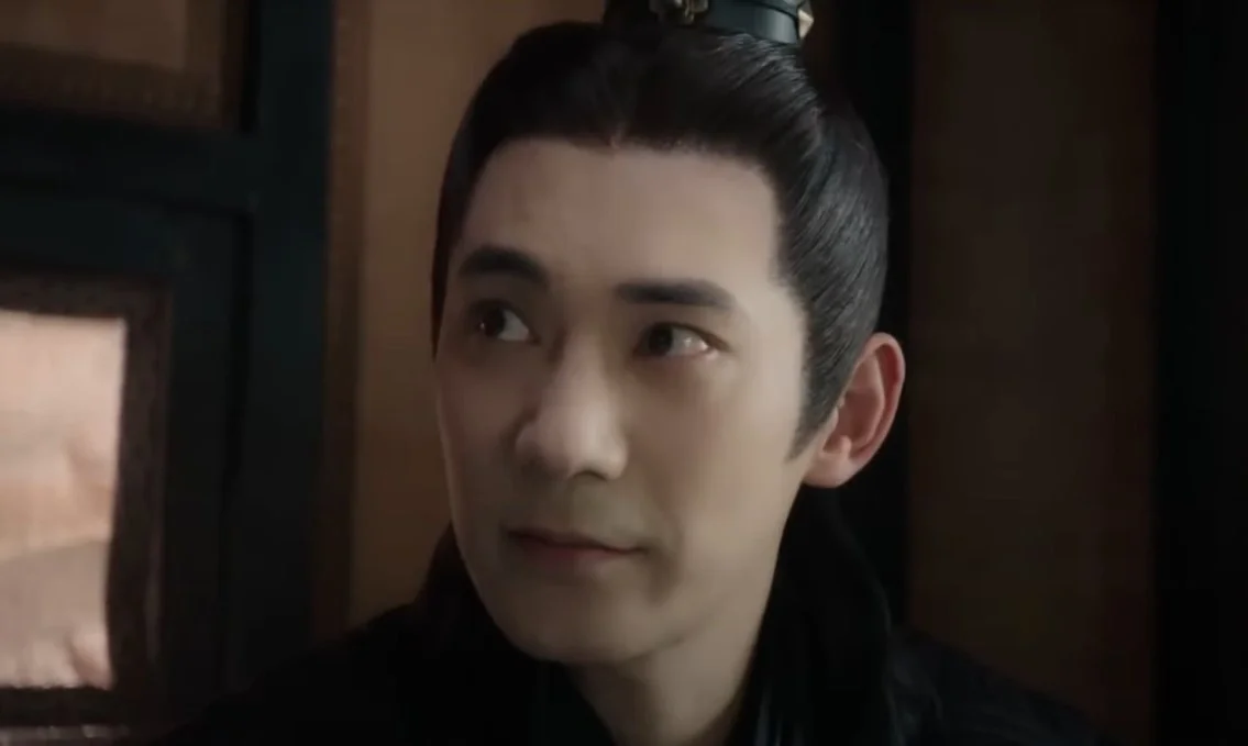 Человек в традиционной одежде, смотрящий в сторону