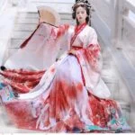 Глава 8: Банкет в честь дня рождения Женщина в традиционном китайском костюме с веером