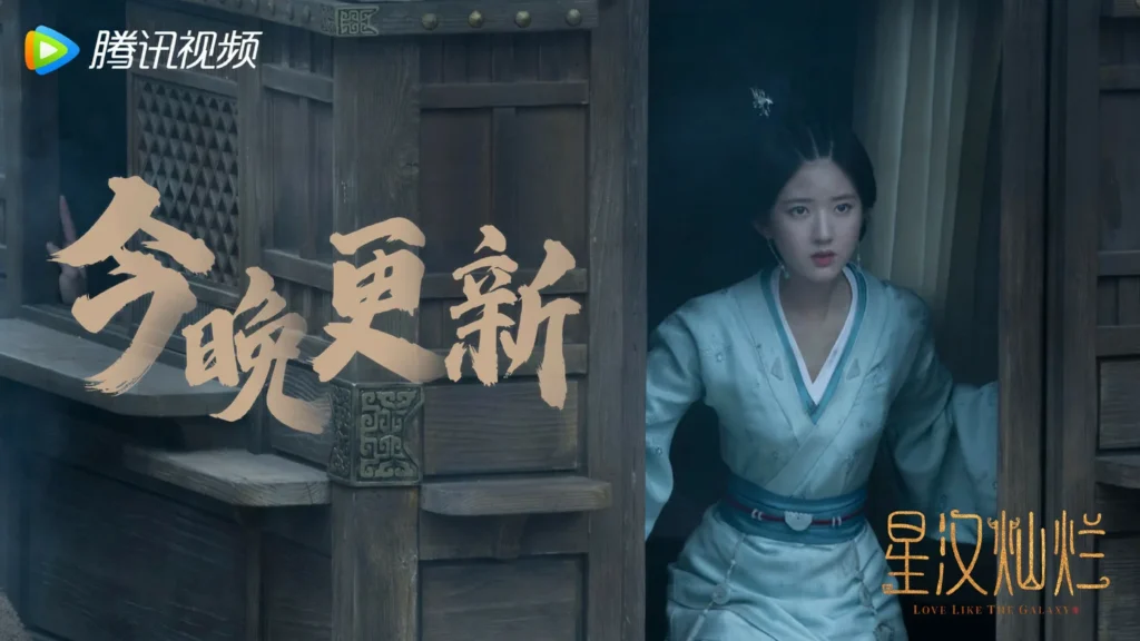 Сцена из исторической драмы с женщиной в традиционной одежде