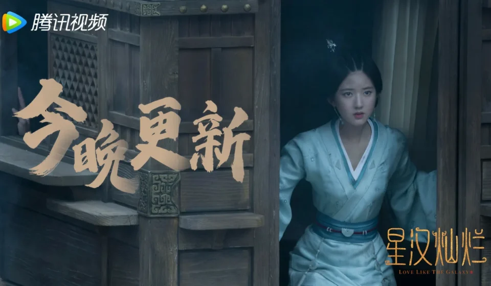 Сцена из исторической драмы с женщиной в традиционной одежде