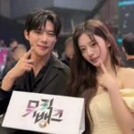 Два человека на мероприятии с табличкой noveltranslate.online