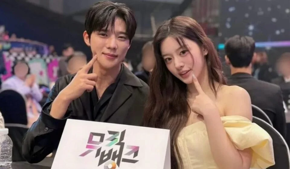 Два человека на мероприятии с табличкой noveltranslate.online