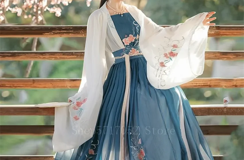 Женщина в традиционном платье на фоне цветущих деревьев