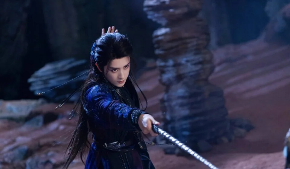 Воин в темной одежде с мечом в пещере