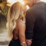 Пара на закате в романтической обстановке