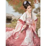 Женщина в традиционном китайском платье с веером и кроликом на фоне осенних листьев.