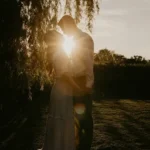 Романтическая пара на закате в парке