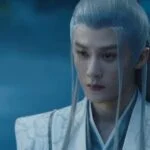 Персонаж с длинными белыми волосами в традиционной одежде на фоне ночного неба.