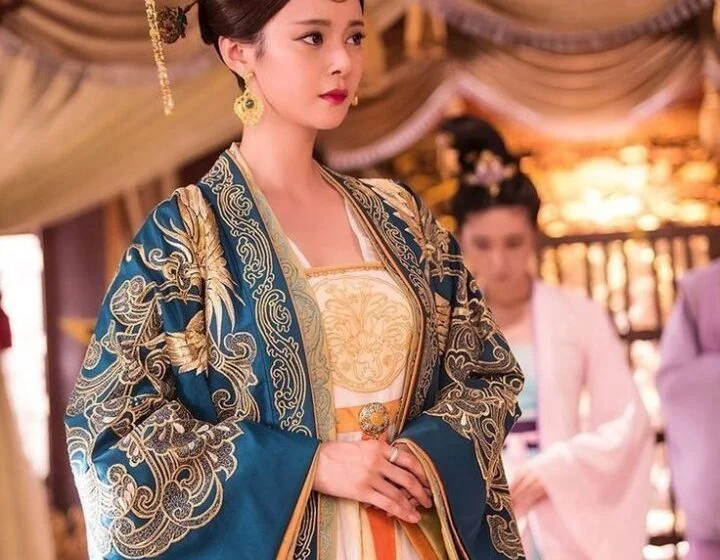 Женщина в традиционном китайском костюме в историческом интерьере