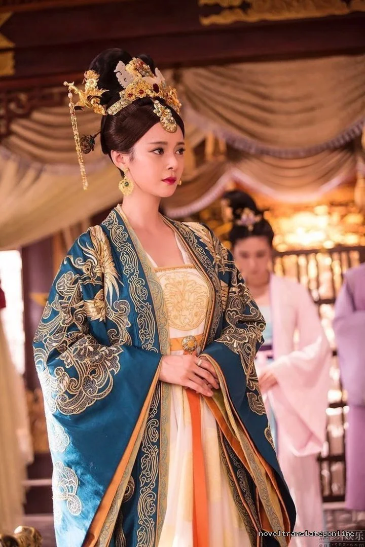 Женщина в традиционном китайском костюме в историческом интерьере