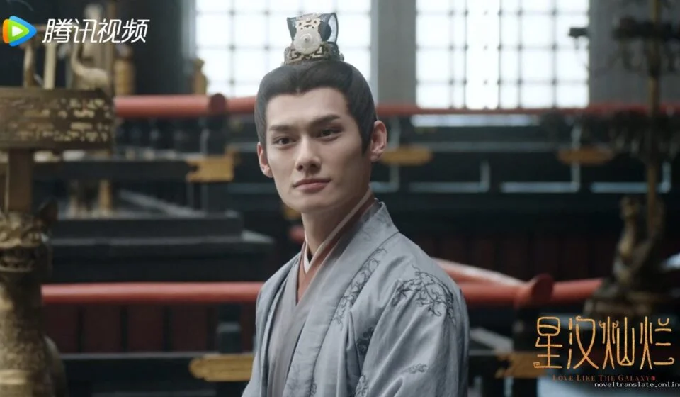 Актер в историческом костюме на фоне традиционной архитектуры