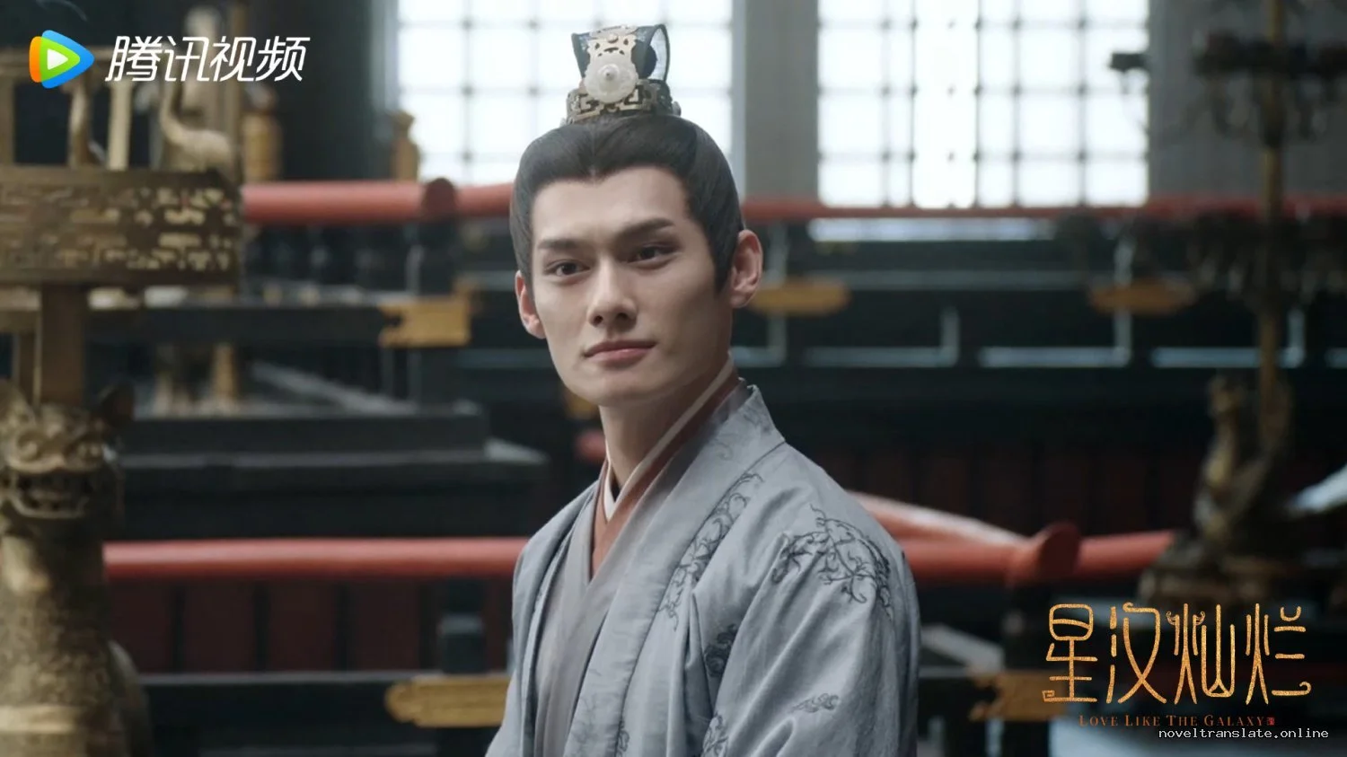 Актер в историческом костюме на фоне традиционной архитектуры