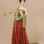 Женщина в традиционном азиатском платье с чайником