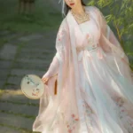 Глава 36: Соблазни меня Женщина в традиционном платье среди бамбука