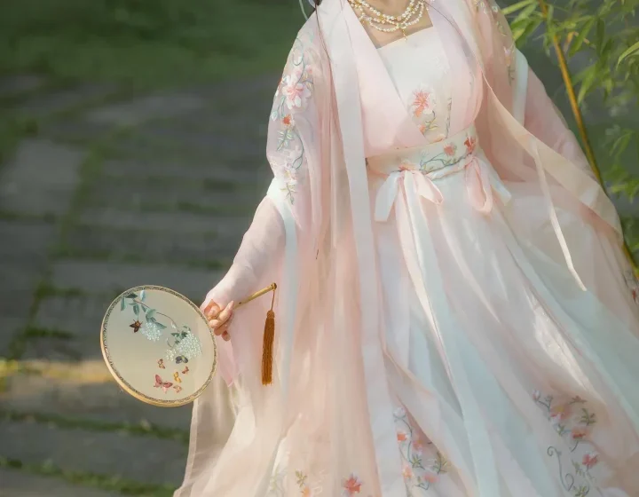 Женщина в традиционном платье среди бамбука