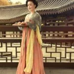 Глава 44. Состояние его ума Женщина в традиционном платье с персиками на фоне пагоды