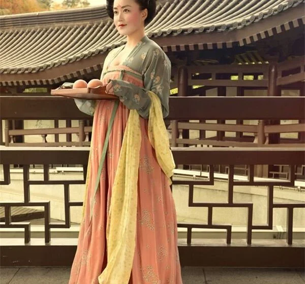 Женщина в традиционном платье с персиками на фоне пагоды