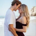 Пара обнимается на пляже, романтический момент