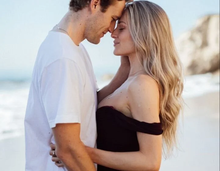 Пара обнимается на пляже, романтический момент