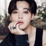 Элегантный человек в черной одежде с кольцами, сайт noveltranslate.online