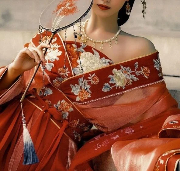 Женщина в традиционном восточном наряде с веером