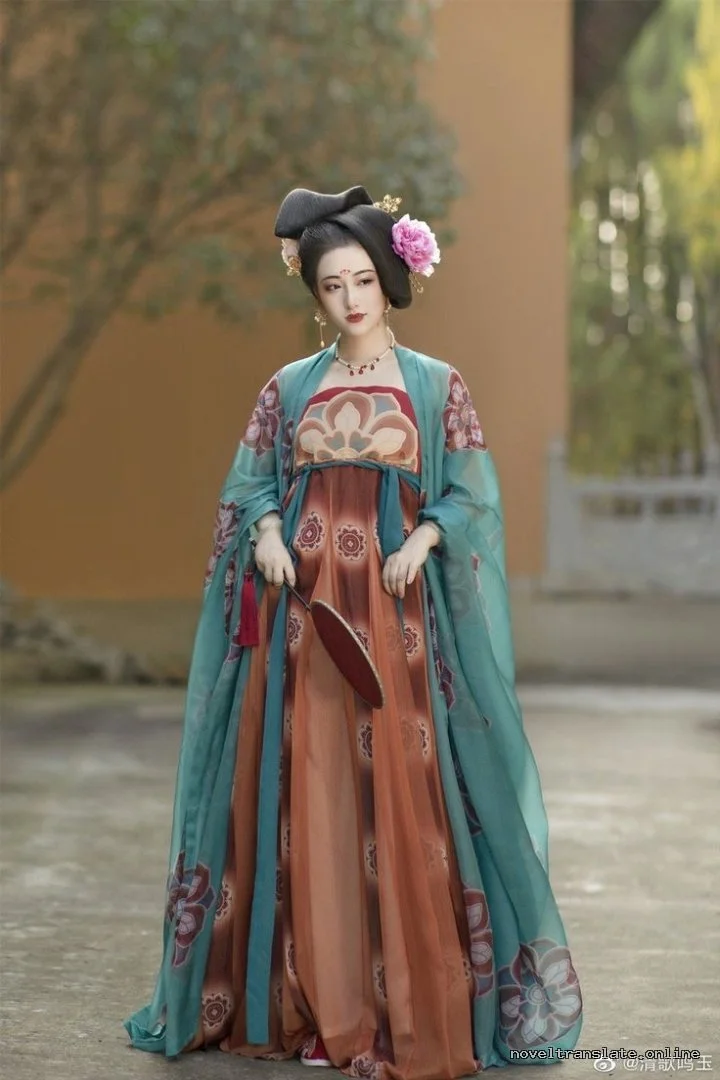 Женщина в традиционном азиатском платье с веером на фоне сада