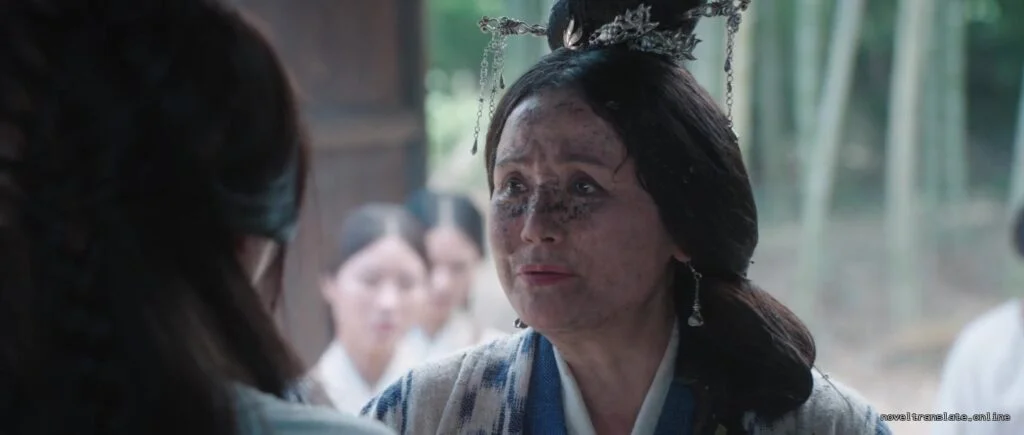 Женщина в традиционной одежде с грязным лицом на фоне бамбукового леса