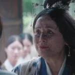 Глава двадцать вторая: Подождите минутку Женщина в традиционной одежде с грязным лицом на фоне бамбукового леса