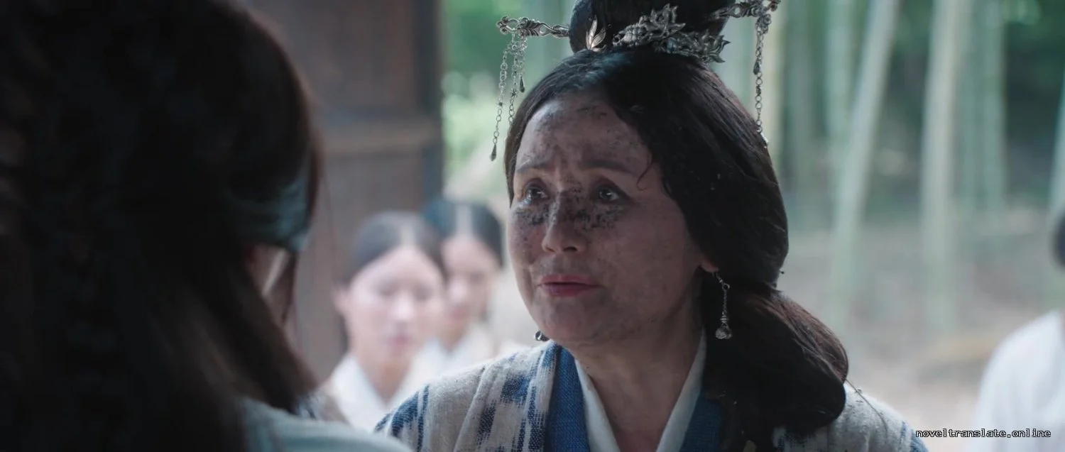 Женщина в традиционной одежде с грязным лицом на фоне бамбукового леса