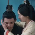 Сцена из исторической драмы с мужчиной и женщиной под дождем