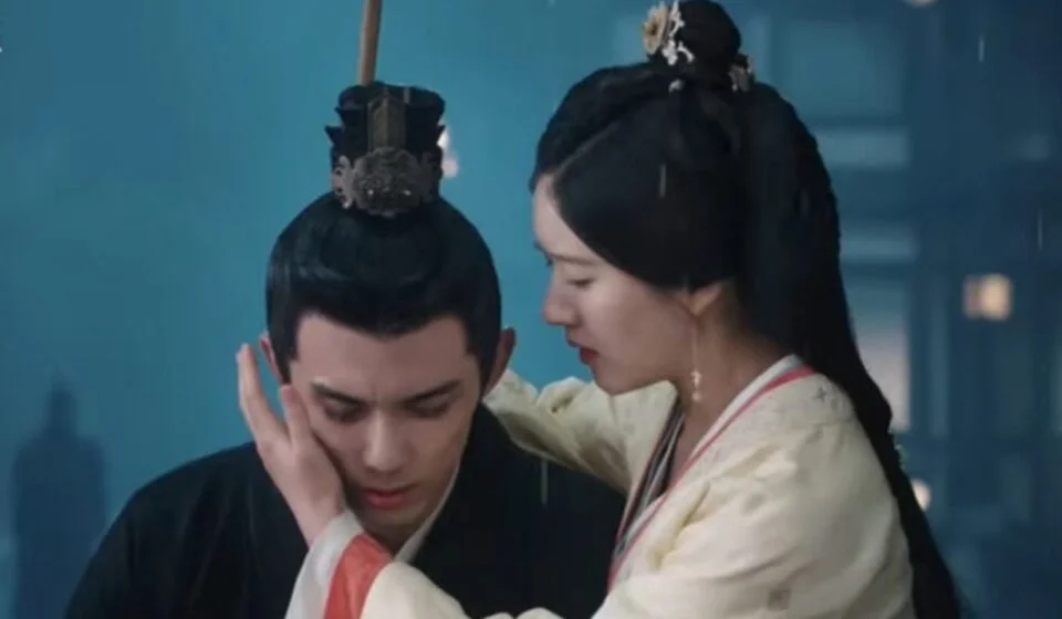 Сцена из исторической драмы с мужчиной и женщиной под дождем