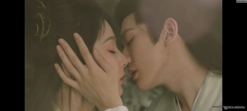 Романтический момент между двумя персонажами в традиционной одежде