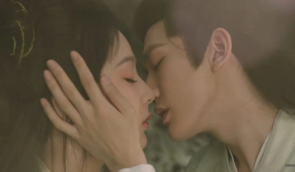 Романтический момент между двумя персонажами в традиционной одежде