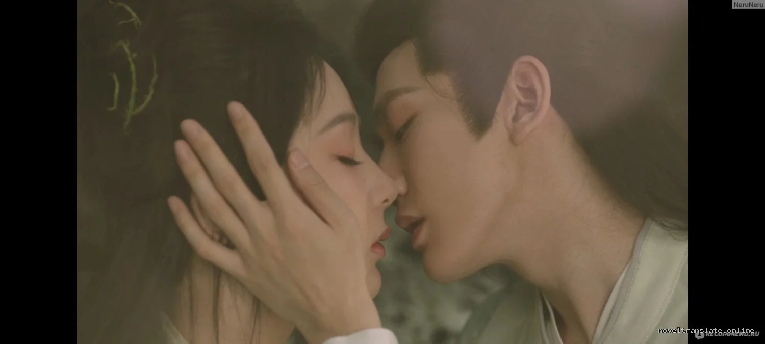 Романтический момент между двумя персонажами в традиционной одежде