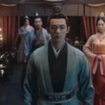 Сцена из исторической драмы с азиатскими актерами в традиционных костюмах