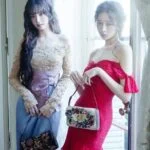 Две женщины в элегантных платьях с сумками у окна