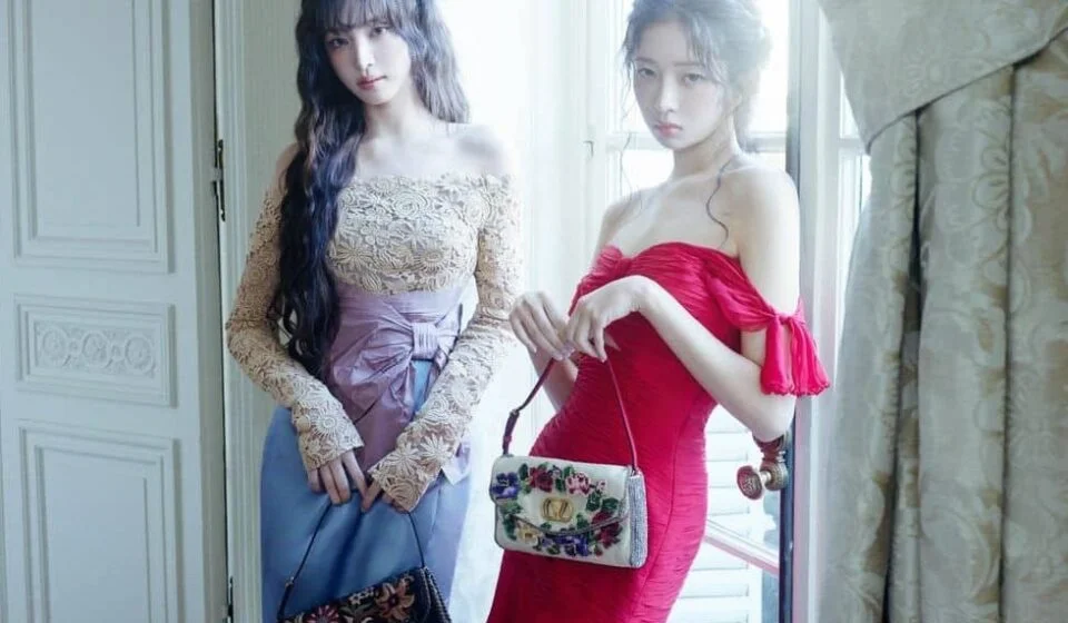 Две женщины в элегантных платьях с сумками у окна