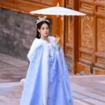 Женщина в традиционном китайском платье с зонтиком