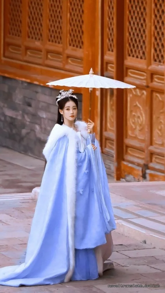 Женщина в традиционном китайском платье с зонтиком