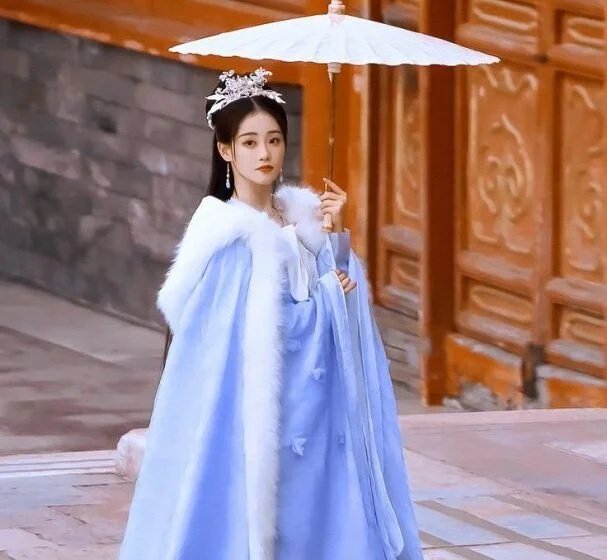 Женщина в традиционном китайском платье с зонтиком