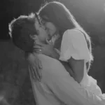 Романтическая пара в объятиях на закате